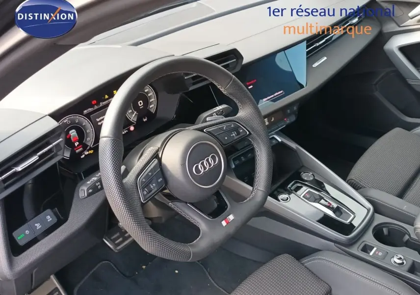 Vue intérieure côté conducteur de l'Audi A3 Sportback 40 TFSIe S-Line 2025, volant cuir perforé et tableau de bord numérique.