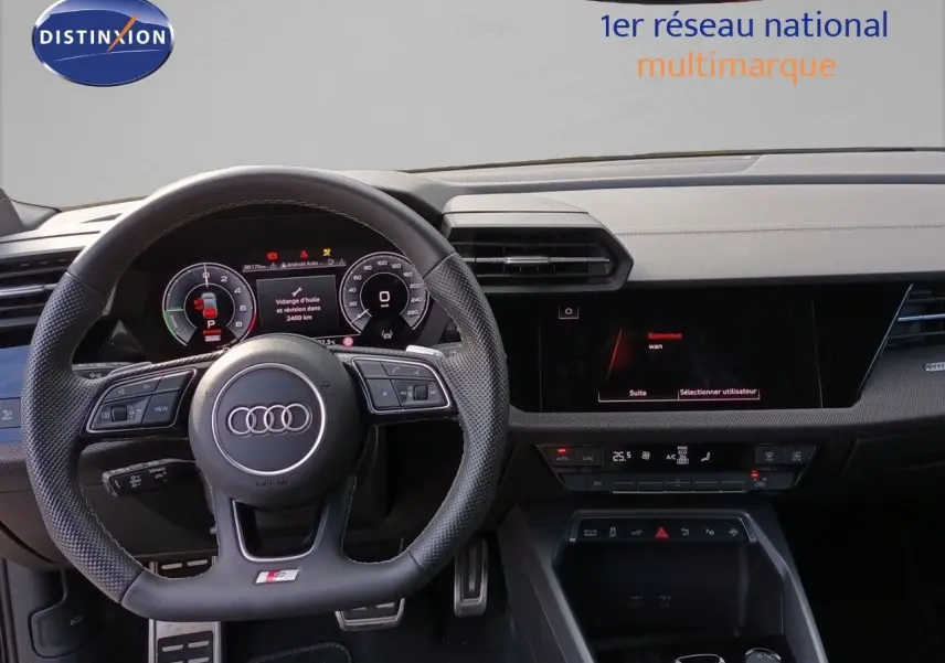 Intérieur Audi A3 Sportback 2025 vu de face, volant cuir noir perforé et tableau de bord digital moderne.