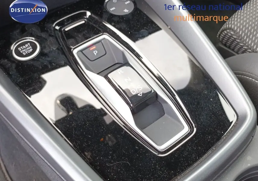 Gros plan sur la console centrale noire brillante avec sélecteur de boîte automatique de l'Audi A3 Sportback 40 TFSIe.