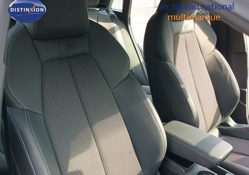 Gros plan sur les sièges avant en cuir et tissu gris noir avec logo S embossé, intérieur de l'Audi A3 Sportback 2025.