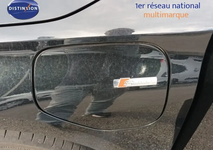 Gros plan sur la trappe de recharge côté gauche d’une Audi A3 Sportback noire Mito Metal avec badge S-Line.