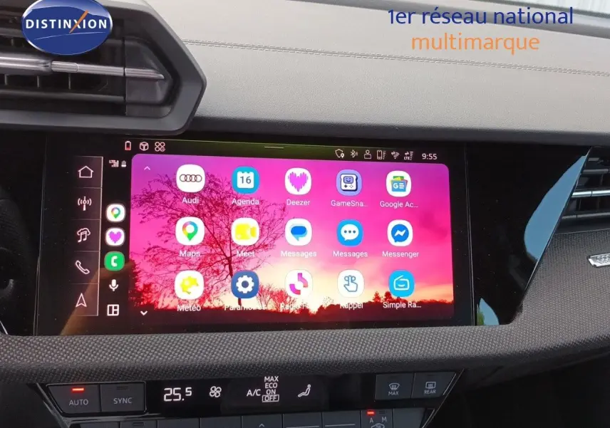 Écran tactile central affichant des applications, intérieur gris noir de l'Audi A3 Sportback 40 TFSIe 2025.