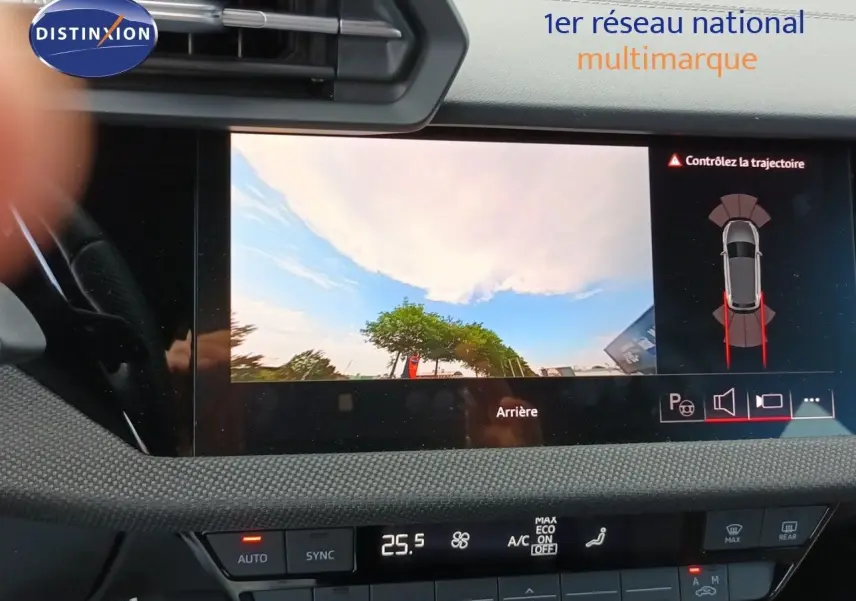 Vue intérieure sur l'écran multimédia affichant la caméra de recul de l'Audi A3 Sportback noir mito metal.