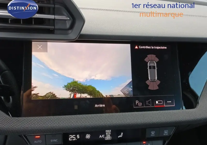 Vue de l'écran central affichant la caméra de recul de l'Audi A3 Sportback noir mito metal, avec alertes de trajectoire visibles.