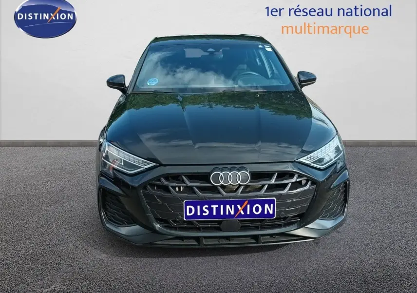 Vue frontale d'une Audi A3 Sportback noire Mito Metal 2025 avec calandre S-Line et phares LED distinctifs.