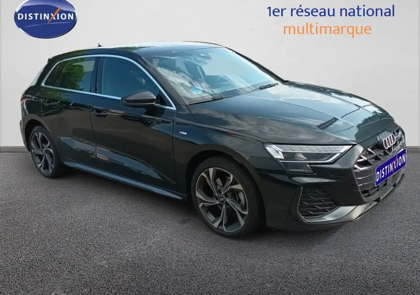 Audi A3 Sportback noir mito metal en 3/4 avant droit, mettant en valeur ses jantes et son design S-Line.
