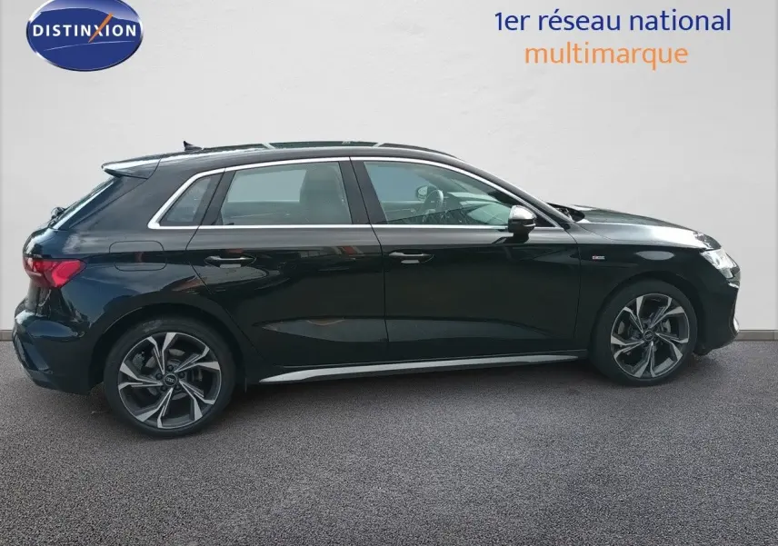 Audi A3 Sportback 40 TFSIe noir mito metal vue de profil côté gauche avec jantes alliage et finition S-Line.