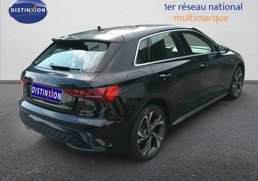 Audi A3 Sportback noir mito metal vue 3/4 arrière droit, mettant en valeur ses jantes et son hayon distinctif.