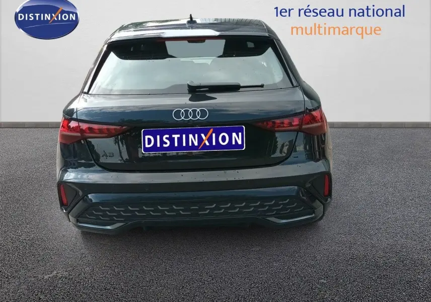Vue arrière d'une Audi A3 Sportback noire Mito Metal 2025 avec logo Audi et feux arrière LED distinctifs.
