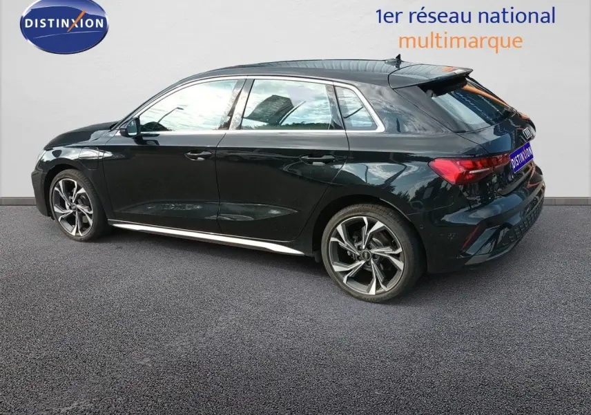 Audi A3 Sportback 40 TFSIe noir mito metal vue de profil côté gauche, avec jantes alliage et hayon arrière visible.