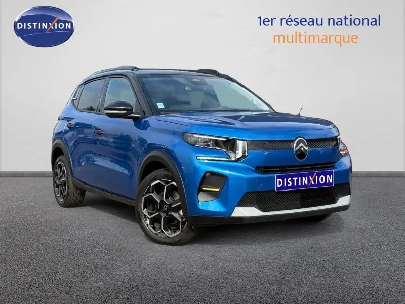 SUV Citroën C3 2025 bleu en 3/4 avant droit avec jantes noires et détails noirs sur les rétroviseurs et toit.