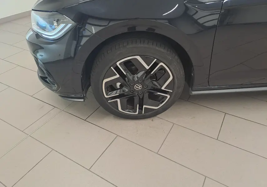 Gros plan sur la roue avant gauche et le phare d’une Volkswagen Polo Noir Intense finition R-Line.