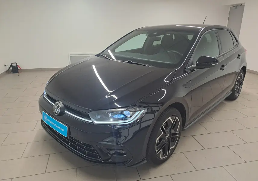 Volkswagen Polo 1.0 TSI R-Line noir intense vue 3/4 avant droit en intérieur, jantes spécifiques R-Line visibles.