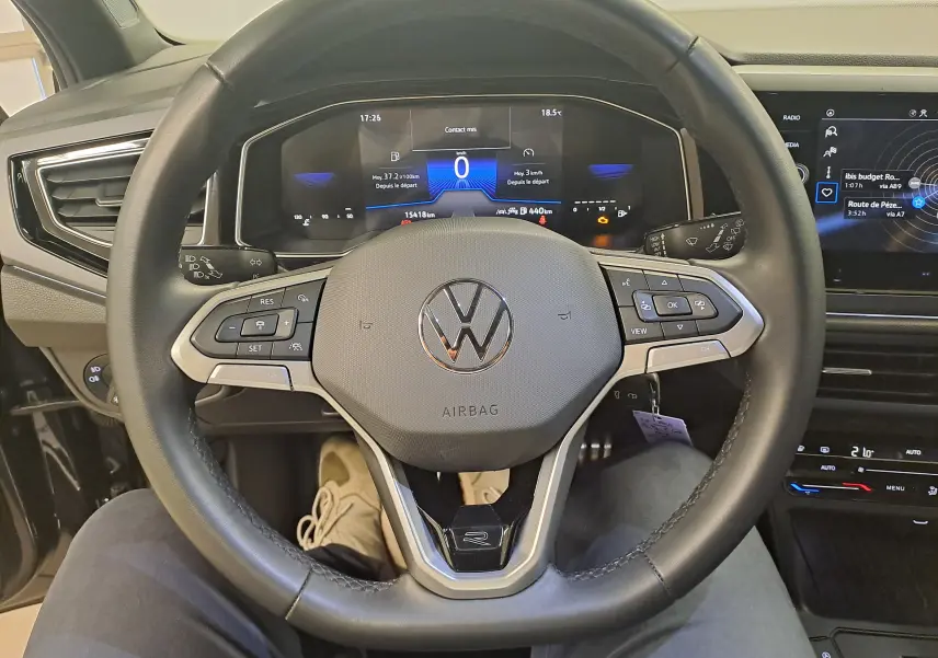 Vue intérieure centrée sur le volant multifonction d'une Volkswagen Polo 2025, avec tableau de bord numérique et détails R-Line.
