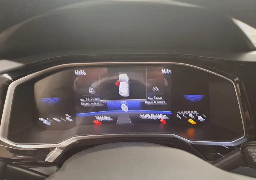 Vue rapprochée du tableau de bord numérique de la Volkswagen Polo 2025 avec affichage digital et alertes visibles.