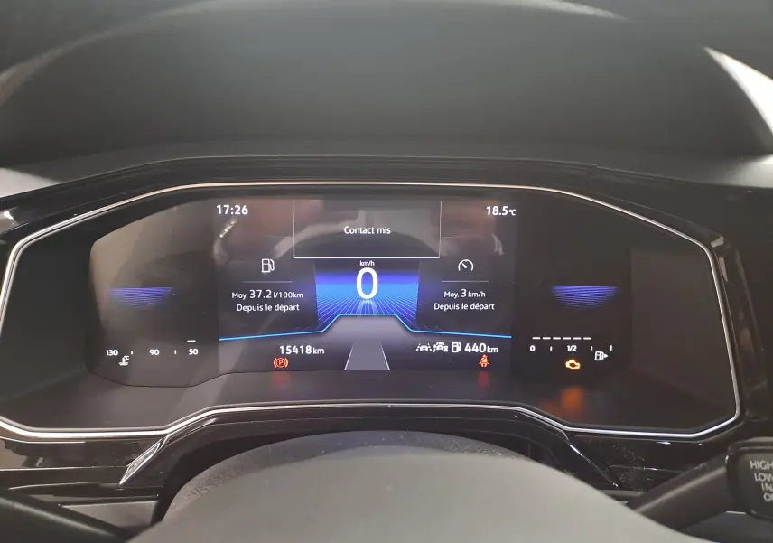 Tableau de bord numérique du Volkswagen Polo 1.0 TSI R-Line 2025, affichant vitesse, consommation et autonomie.