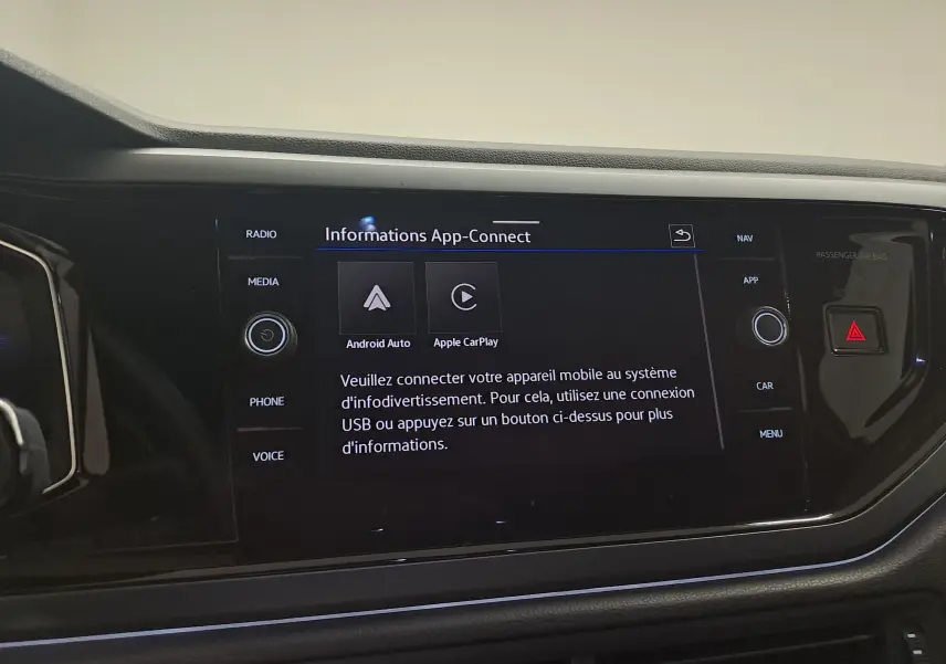 Écran tactile central de la Volkswagen Polo 2025 affichant les options Android Auto et Apple CarPlay, entouré de commandes.