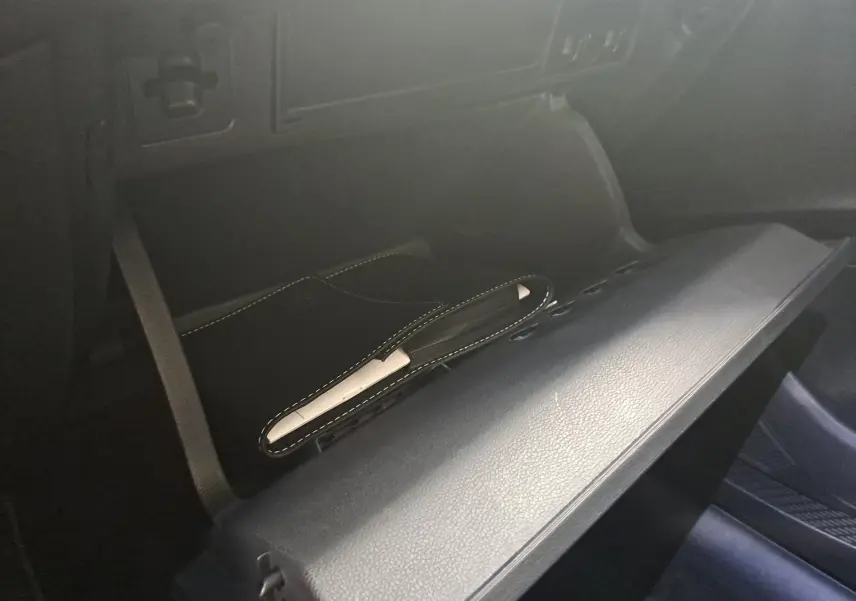 Intérieur du coffre à gants ouvert d'une Volkswagen Polo 2025, avec un étui noir visible à l'intérieur.