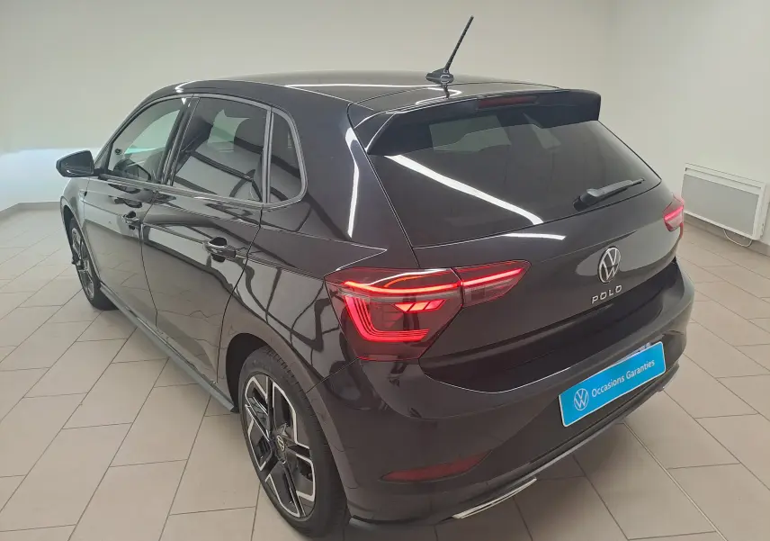 Volkswagen Polo 1.0 TSI R-Line noir intense vue 3/4 arrière droit en intérieur avec jantes alliage distinctives.