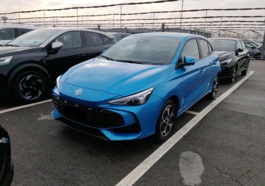 Vue 3/4 avant gauche d'une MG3 1.5 Hybrid+ 195 Luxury bleu Como avec jantes alliage et calandre noire.