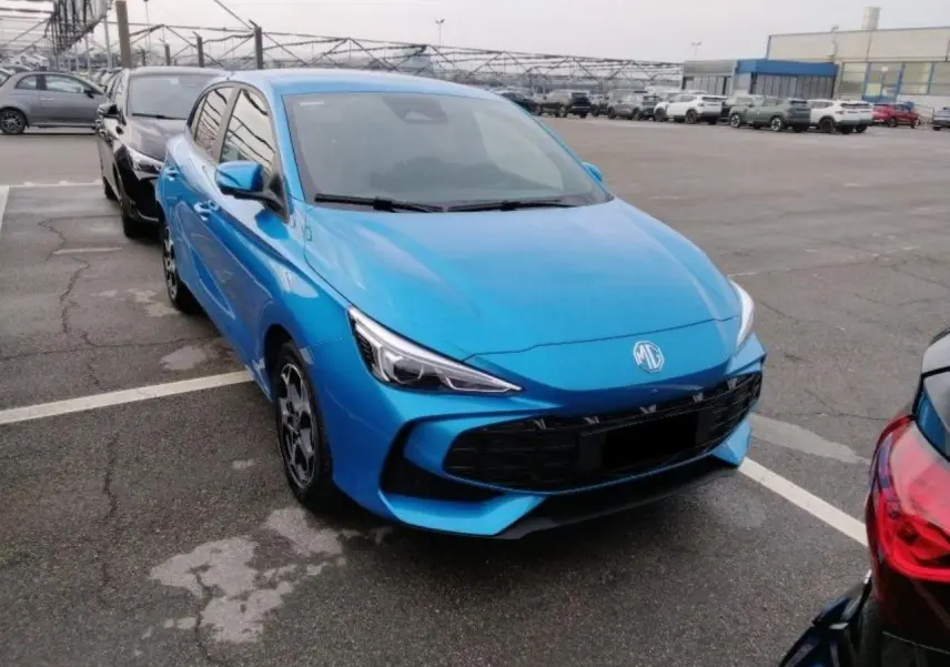 Vue 3/4 avant d'une MG3 1.5 Hybrid+ 195 Luxury bleu Como avec calandre noire et phares LED distinctifs.