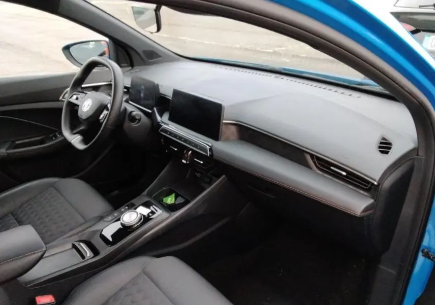 Vue intérieure côté conducteur de la MG3 1.5 Hybrid+ 195 Luxury bleu Como, avec tableau de bord moderne et écran tactile central.