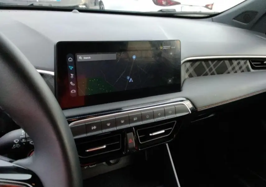 Vue intérieure du tableau de bord du MG3 1.5 Hybrid+ 195 Luxury avec écran tactile central et volant partiellement visible.
