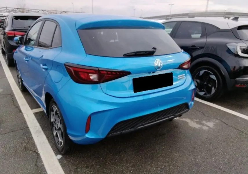Vue 3/4 arrière droite d'une MG3 1.5 Hybrid+ 195 Luxury bleu Como avec vitres arrière surteintées.