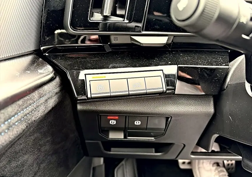 Détail intérieur côté conducteur du Renault Austral gris schiste, avec commandes électroniques et finition noire brillante.