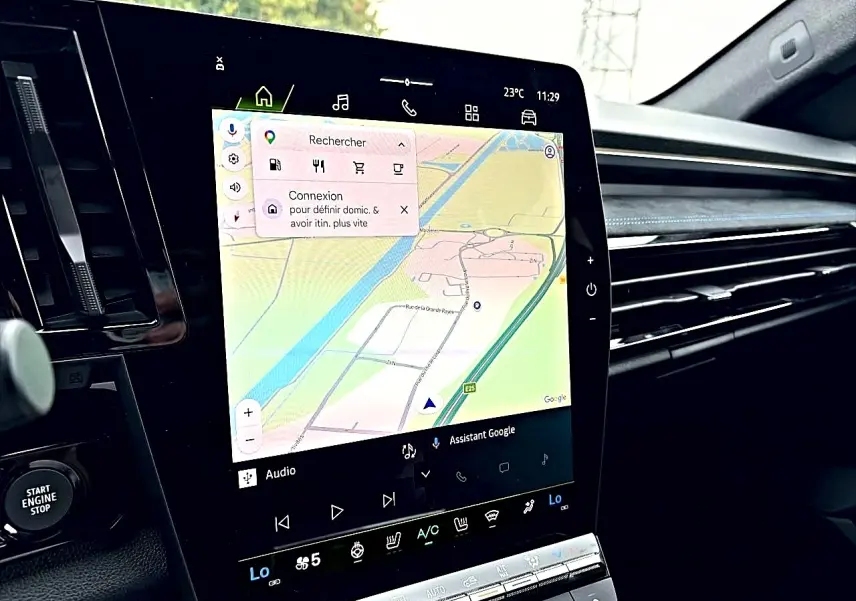 Vue intérieure du tableau de bord du Renault Austral gris schiste, avec écran tactile central affichant la navigation GPS.