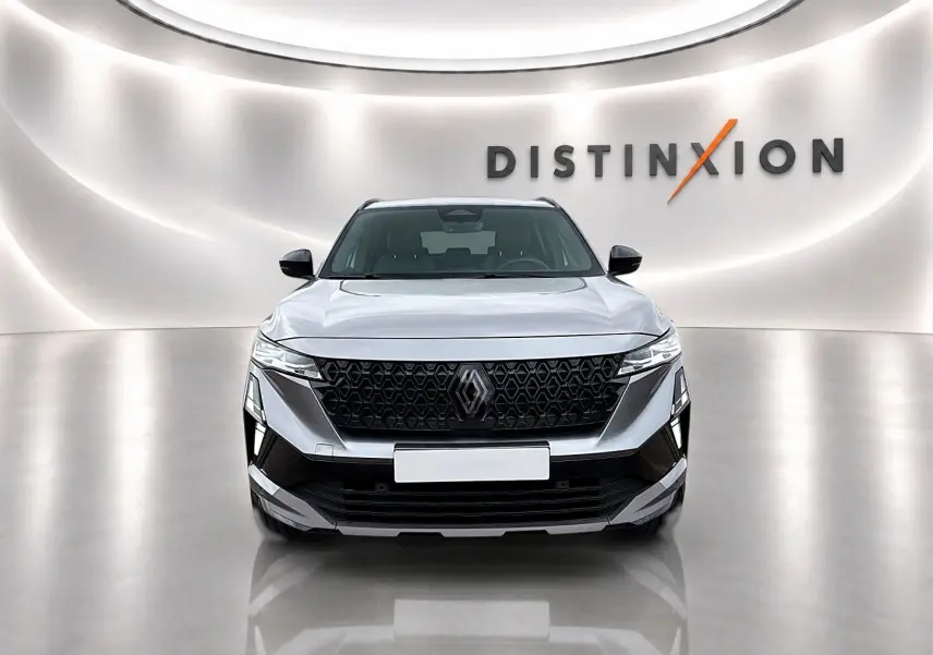 Vue frontale du Renault Austral gris schiste avec calandre noire et éclairage LED distinctif dans un showroom lumineux.