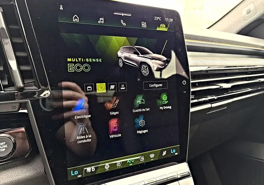 Écran tactile central du Renault Austral gris schiste montrant le mode de conduite Eco en intérieur du véhicule.
