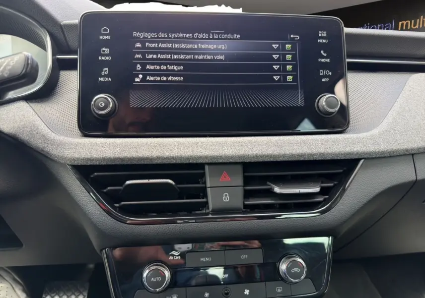 Vue rapprochée du tableau de bord de la Skoda Scala 2025, écran tactile affichant les aides à la conduite.