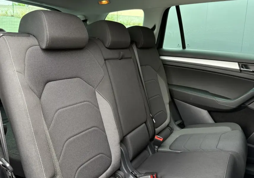 Vue intérieure côté droit des sièges arrière en tissu gris foncé du Skoda Kodiaq 2024 version Ambition 7 places.