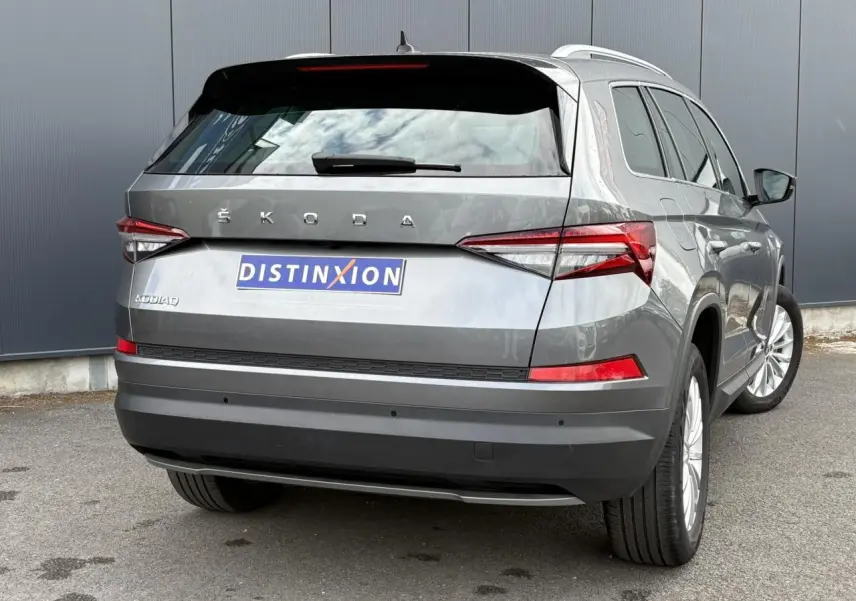 Vue 3/4 arrière droite du SUV SKODA KODIAQ gris graphite avec feux arrière LED et jantes alliage 18 pouces.