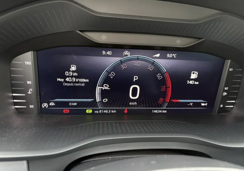 Affichage numérique du tableau de bord du Skoda Kodiaq 1.5 TSI 150 DSG Ambition 7PL, avec vitesse à zéro et indicateurs complets.