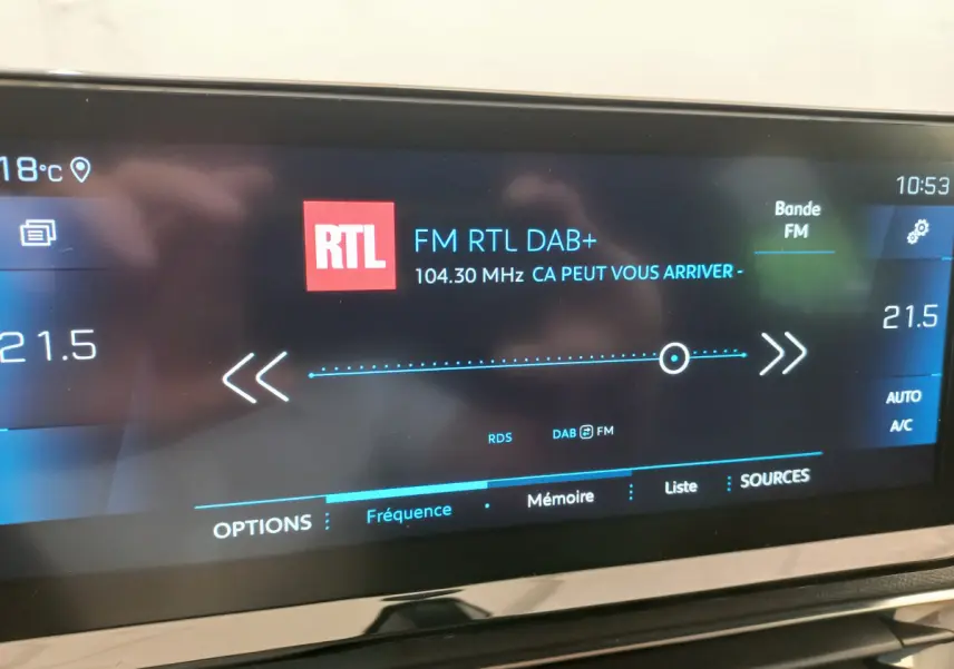 Écran tactile multimédia du Peugeot 5008 affichant la radio FM RTL et la température intérieure à 21,5°C.