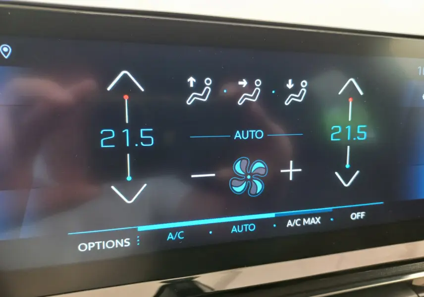Écran tactile de la climatisation automatique du Peugeot 5008 gris foncé, affichant 21,5°C côté gauche et droit.