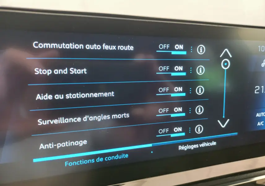 Écran tactile intérieur du Peugeot 5008 gris foncé affichant les options d'aide à la conduite activées.