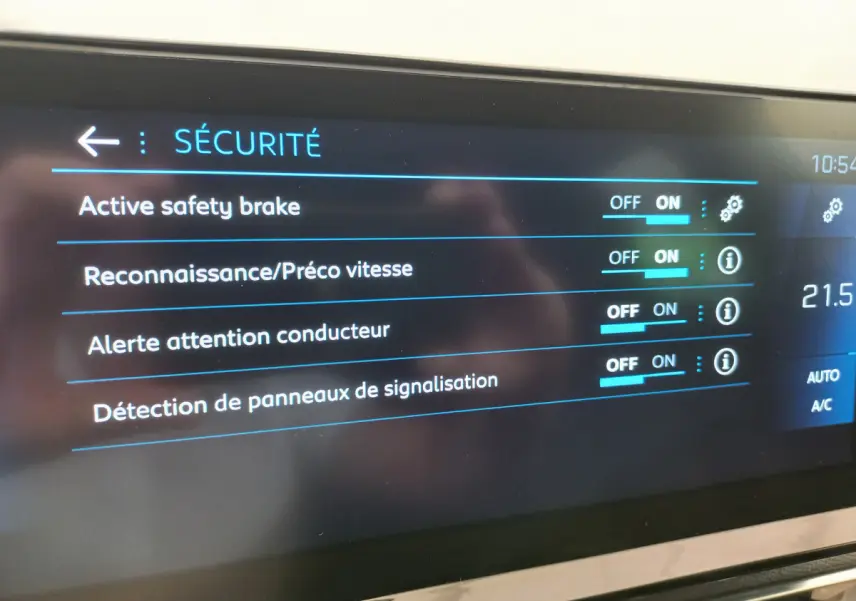 Écran tactile intérieur du Peugeot 5008 gris foncé affichant les options de sécurité activées
