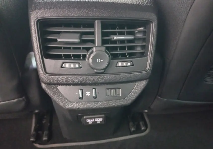 Vue rapprochée des commandes de ventilation arrière et prises USB du Peugeot 5008 gris foncé, version Allure Pack 2021.