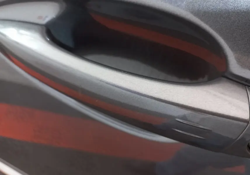 Poignée de porte gris foncé du Peugeot 5008 PureTech 130 S&S EAT8 Allure Pack, vue rapprochée côté droit.