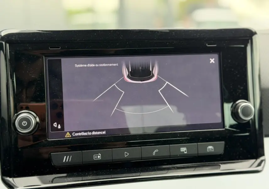 Écran tactile central du système d’aide au stationnement du SEAT Arona TSI 115 Style, intérieur noir brillant.