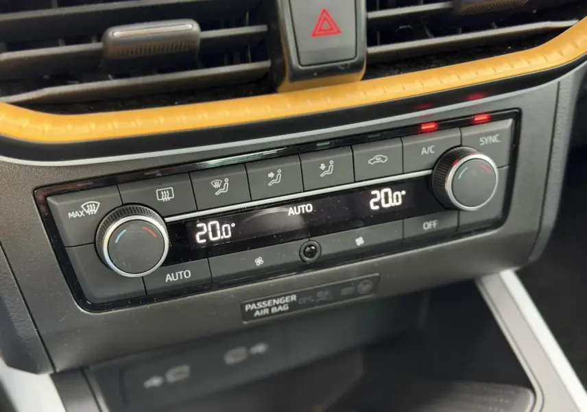 Gros plan sur la commande de climatisation automatique bi-zone du SEAT Arona TSI 115 Style 2025, avec affichage digital à 20°C.