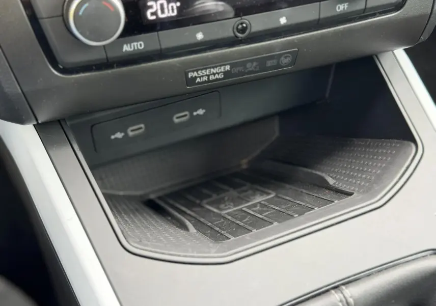 Détail de la console centrale du SEAT Arona TSI 115 Style 2025, montrant la zone de recharge avec ports USB-C.