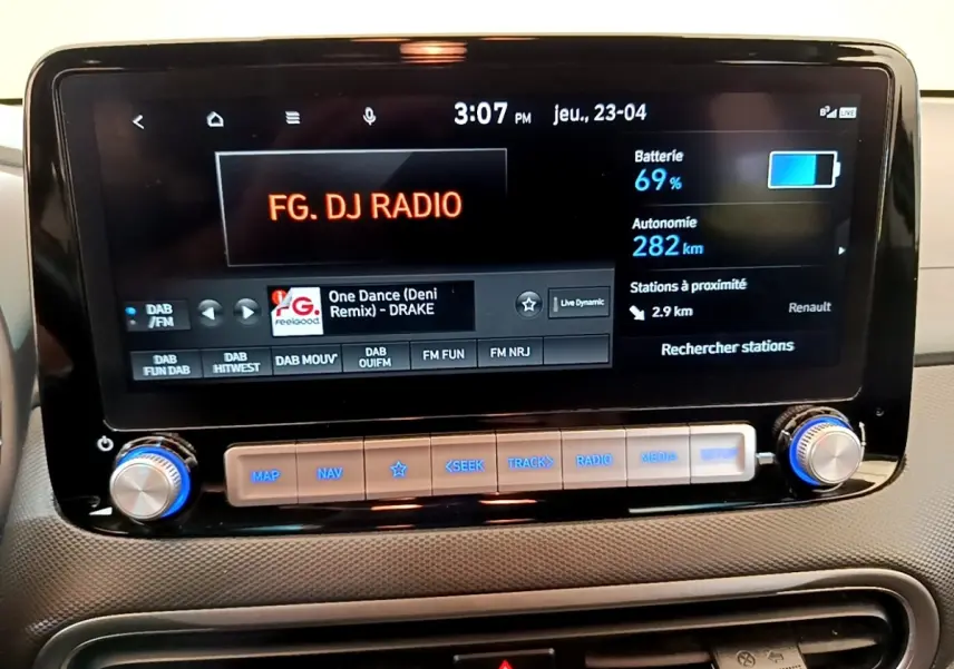 Écran tactile central 10,3 pouces du Hyundai Kona électrique 2023 affichant radio et autonomie batterie à 69%