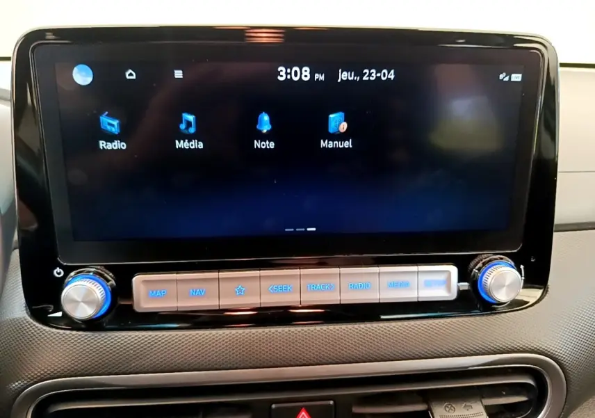 Écran tactile central 10,3 pouces du tableau de bord du Hyundai Kona électrique bleu, affichant menu multimédia.