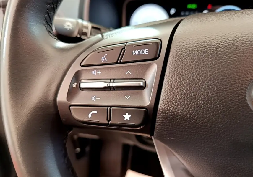 Gros plan sur le côté gauche du volant cuir multifonctions du Hyundai Kona électrique 2023.
