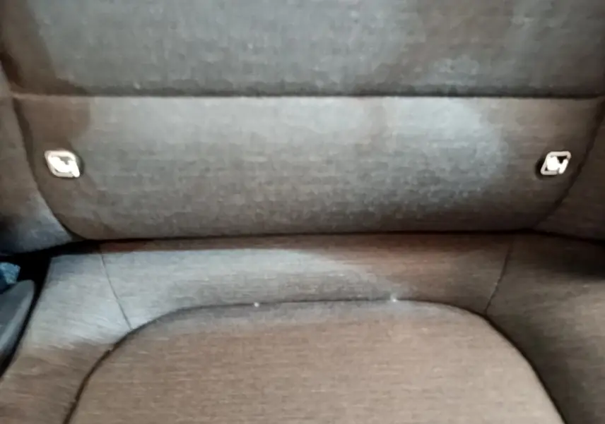 Gros plan sur la banquette arrière grise fixe du Hyundai Kona électrique 2023, montrant les attaches Isofix.