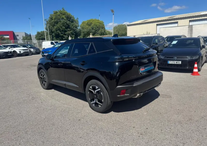 Peugeot 2008 Hybrid noir en 3/4 arrière droit, avec jantes noires et vitres teintées, stationné en extérieur.